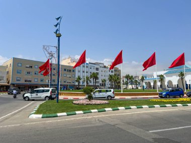 Fnideq 'te arabalar yolda