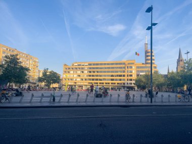 Bruxelles 'de halk meydanında takılan insanlar.