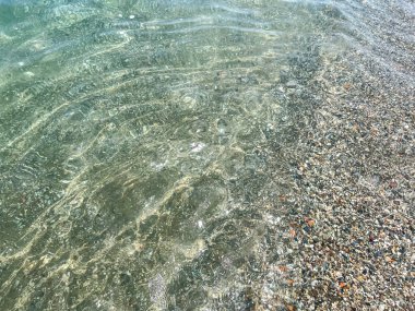 Sahil şeridinde şeffaf deniz suyu