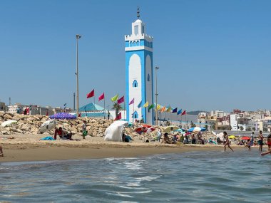 Bir grup insan yaz tatilini Fnideq 'teki Muhammed VI camisinde geçiriyor.