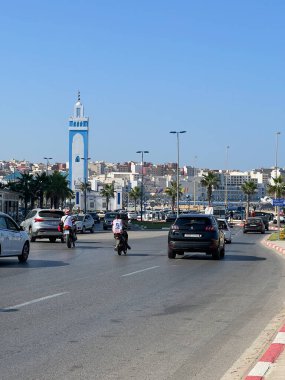 Fnideq 'teki Mohamed VI camisine doğru giden arabalar