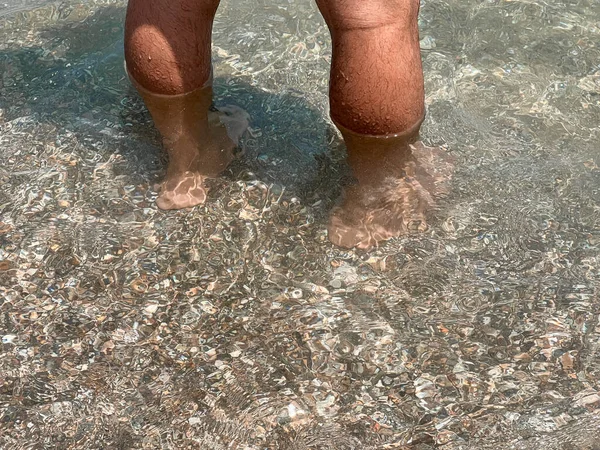 Een Onbekende Man Die Aan Zee Staat — Stockfoto