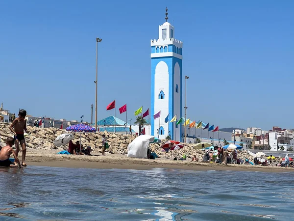 Crowd People Enjoying Summer Holiday Beach Nearby Mohammed Mosque Fnideq — Stok fotoğraf