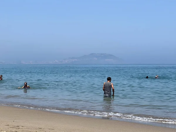 Άνθρωπος Στέκεται Στην Παραλία — Φωτογραφία Αρχείου