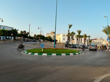 Fnideq 'te arabalar yolda.