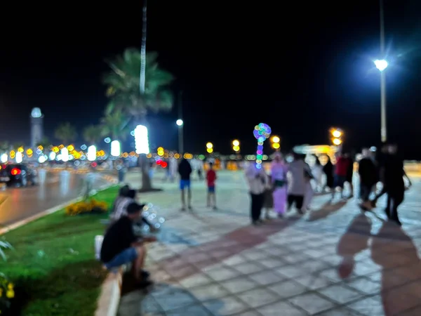Gece Meydanda Yürüyen Insanların Bulanık Görüntüsü — Stok fotoğraf