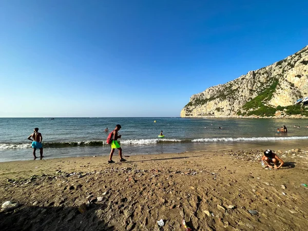 Grupo Pessoas Desfrutando Suas Férias Verão Praia — Fotografia de Stock