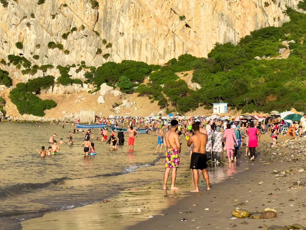 Группа Людей Наслаждающихся Своим Летним Отдыхом Пляже — стоковое фото