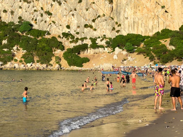 Bir Grup Insan Sahilde Yaz Tatilinin Tadını Çıkarıyor — Stok fotoğraf