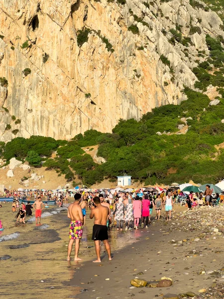 Bir Grup Insan Sahilde Yaz Tatilinin Tadını Çıkarıyor — Stok fotoğraf