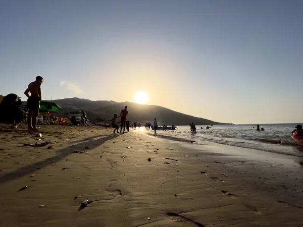 People Enjoying Summer Holiday Beach Golden Hour — Stockfoto