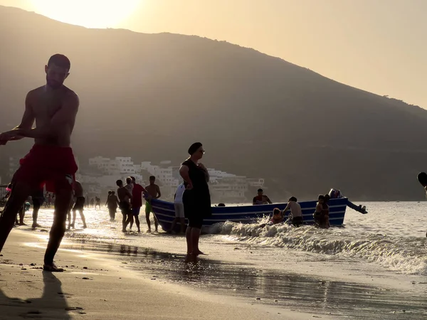 People Enjoying Summer Holiday Beach Golden Hour — Stok fotoğraf