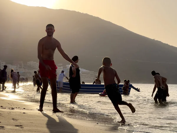 People Enjoying Summer Holiday Beach Golden Hour — Stok fotoğraf