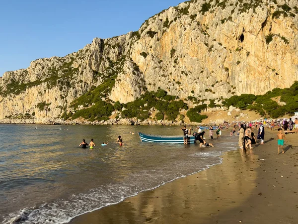 Bir Grup Insan Sahilde Yaz Tatilinin Tadını Çıkarıyor — Stok fotoğraf