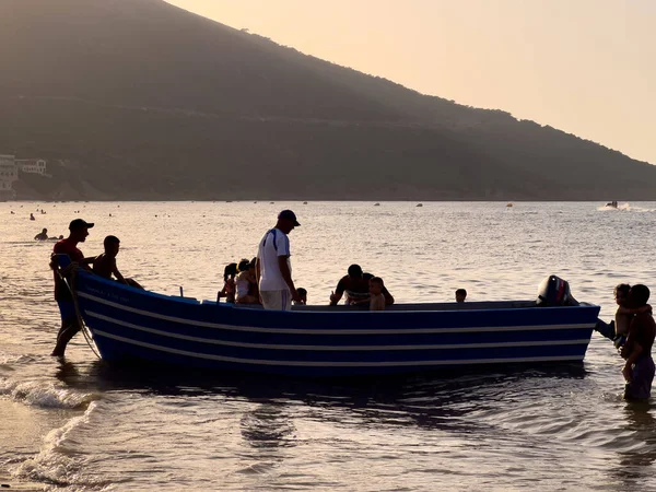 Περιήγηση Βάρκα Επιπλέει Στη Μεσόγειο Θάλασσα Κατά Διάρκεια Της Χρυσής — Φωτογραφία Αρχείου