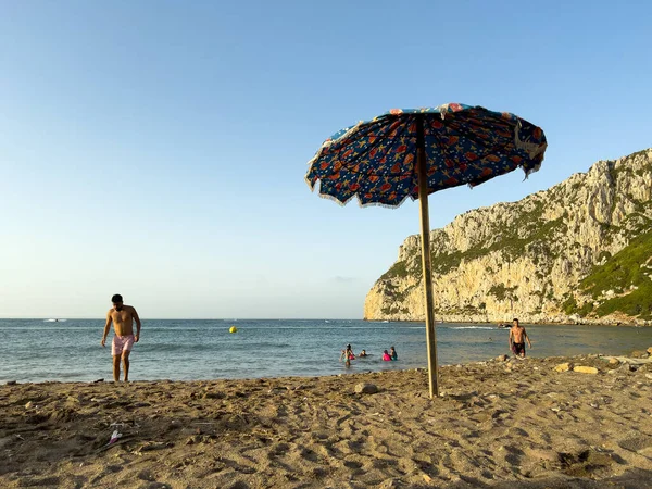 Bir Grup Insan Sahilde Yaz Tatilinin Tadını Çıkarıyor — Stok fotoğraf