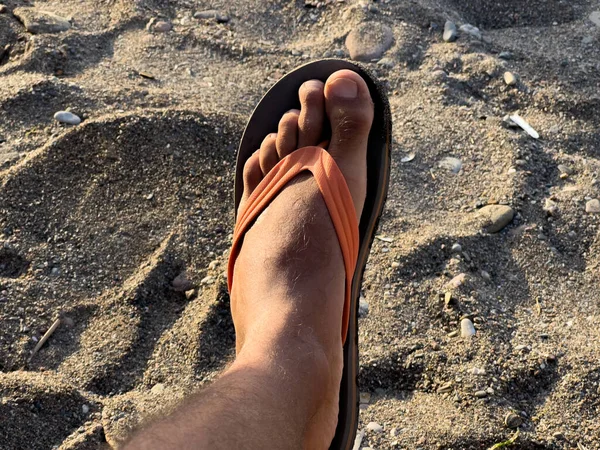 Мужская Нога Отдыхает Песчаном Пляже — стоковое фото