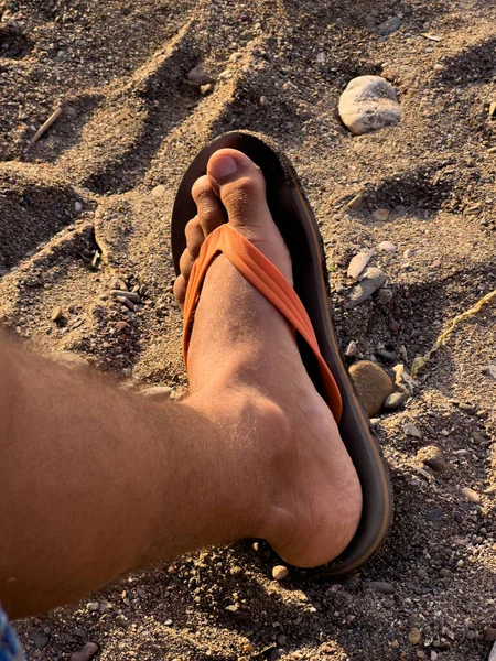 Мужская Нога Отдыхает Песчаном Пляже — стоковое фото