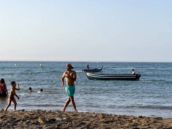 Nsanlar Sahilde Yaz Tatilinin Tadını Çıkarıyorlar — Stok fotoğraf
