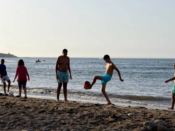 Two Male Friends Playing Football Beach — Φωτογραφία Αρχείου