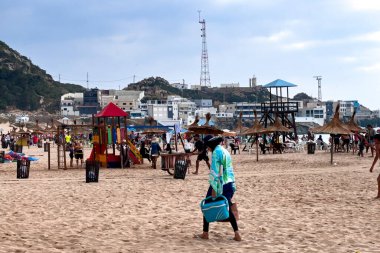 İnsanlar sahilde yaz tatilinin tadını çıkarıyorlar.