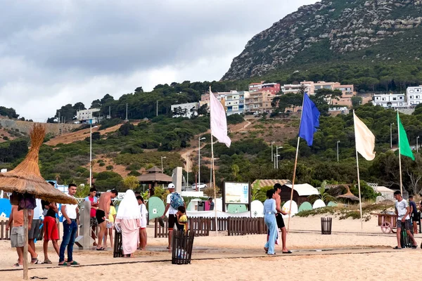 İnsanlar sahilde yaz tatilinin tadını çıkarıyorlar.