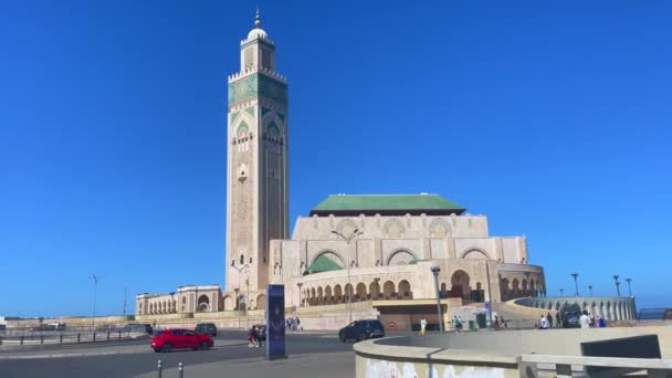 Cars Driving Nearby Hassan Mosque Casablanca — ストック動画