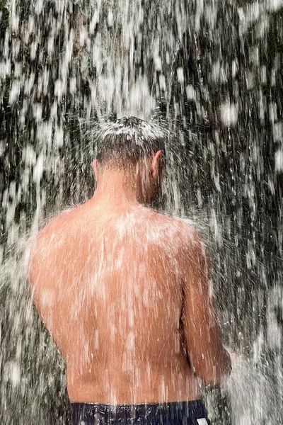 Hombre Parado Bajo Una Cascada Marruecos —  Fotos de Stock