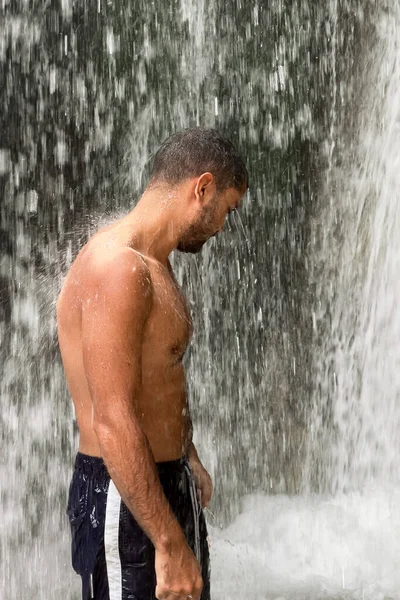 Een Man Die Onder Een Waterval Marokko Staat — Stockfoto