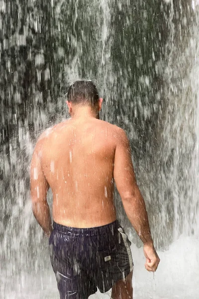 Чоловік Стоїть Під Водоспадом Марокко — стокове фото