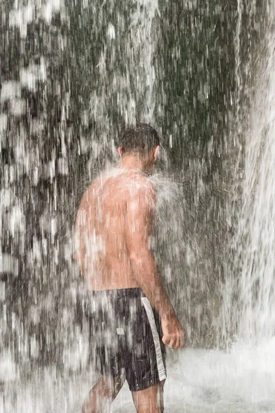 Hombre Parado Bajo Una Cascada Marruecos —  Fotos de Stock