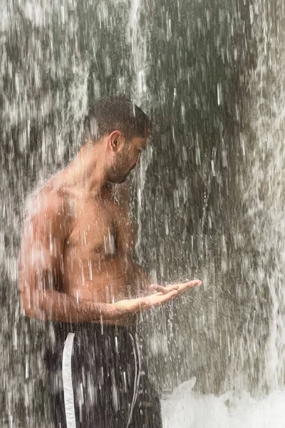 Een Man Die Onder Een Waterval Marokko Staat — Stockfoto