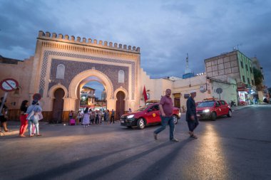 Fez 'deki Mavi Kapı' nın yanında yürüyen insanlar