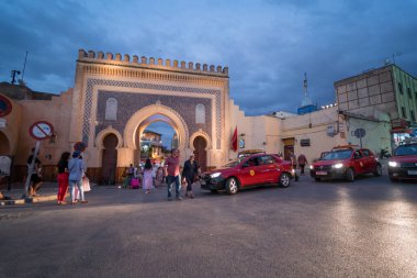 Fez 'deki Mavi Kapı' nın yanında yürüyen insanlar