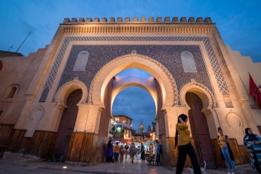 Fez 'deki Mavi Kapı' nın yanında yürüyen insanlar