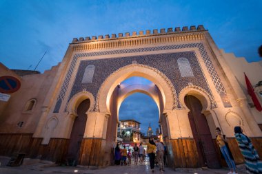 Fez 'deki Mavi Kapı' nın yanında yürüyen insanlar