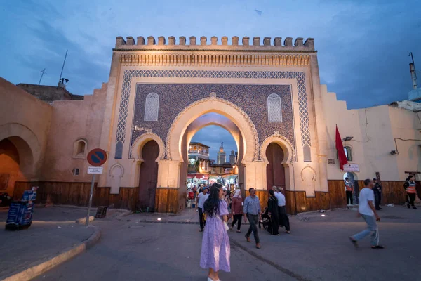 People Walking Nearby Blue Gate Fez — Stock Photo, Image