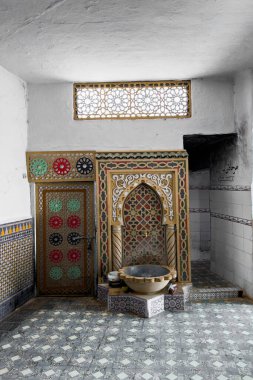 Bir tapınağın içindeki eski bir Fas duvarı çeşmesi.