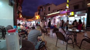 Fez 'in eski Medine' sindeki Mavi Kapı 'nın yakınında yürüyen insanlar.