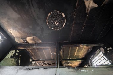 Yanmış bir caminin içi.