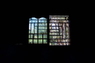 Metalik desenli parlak pencere