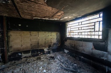 Yanmış bir caminin içi.