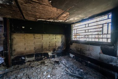 Yanmış bir caminin içi.