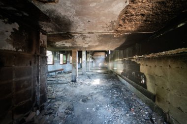 Yanmış bir caminin içi.