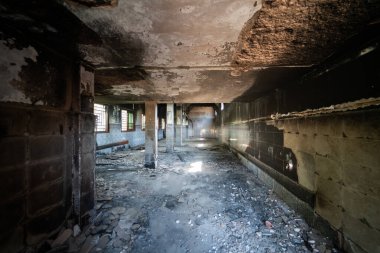 Yanmış bir caminin içi.