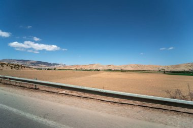 Kırsal alanda araba penceresi görüntüsü