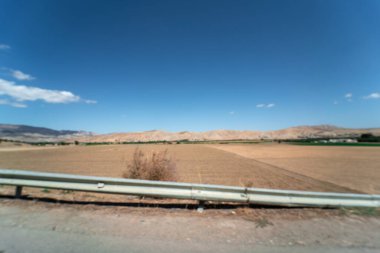 Kırsal alanda araba penceresi görüntüsü