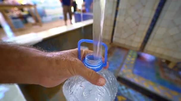 Pria Mengisi Wadah Air Plastik Dengan Air Mineral Sidi Harazem — Stok Video