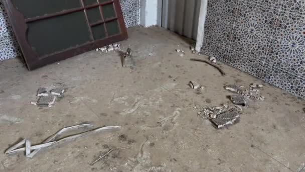 被烧毁的清真寺的内部 — 图库视频影像
