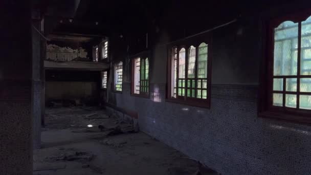 Het Interieur Van Een Verbrande Moskee — Stockvideo